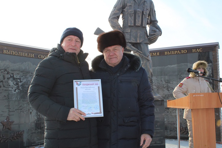 Район башлыгы «Панджшер –682» халыкара ветераннар оешмасының Рәхмәт хатын “әфганчы” Марат Садыйковка тапшырды.